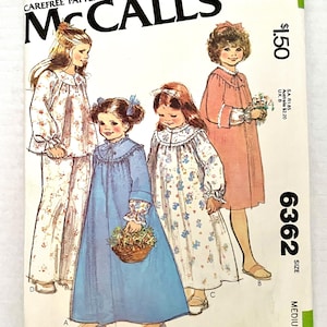 Op de afbeelding: Vintage McCall's naaipatroon voor meisjesnachthemden en pyjama's. De patroonhoes toont illustraties van kinderen in verschillende nachtkledingontwerpen. De envelop is wit met het McCall's logo en patroongegevens.