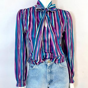 Blusa vintage de poliéster con lazo en color morado de los años 70 (talla 6)