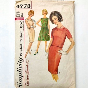 Może przedstawiać: Vintage wzór szycia Simplicity 4773 z trzema wzorami sukienek. Wzór jest dla rozmiaru 12 z biustem 81 cm. Okładka przedstawia ilustracje sukienek w różnych kolorach i stylach.