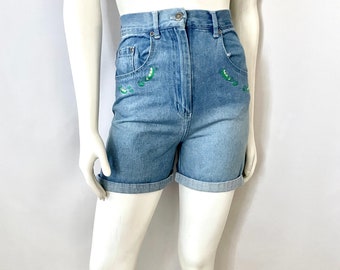 Vintage 70er High Waisted, Denim, Cut Off Shorts von AK (Größe 2)