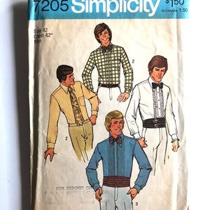 Könnte beinhalten: Vintage Simplicity Schnittmuster 7205. Das Muster zeigt Illustrationen von Herrenhemden und formeller Kleidung. Die Verpackung ist blau und weiß mit dem Text "Simplicity" und "1,50$". Größe 42, Brustumfang 107 cm.
