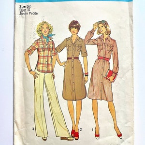 Puede incluir: Patrón de costura Simplicity vintage 7345. El patrón presenta ilustraciones de tres atuendos diferentes: una camisa a cuadros con pantalones, un vestido abotonado con cinturón y un vestido camisero a rayas con cinturón. El patrón incluye la talla 5jp y contorno de busto 31.