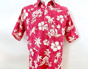 Op de afbeelding: Rood overhemd met korte mouwen en een wit tropisch bloemenpatroon. Het overhemd heeft een kraag en wordt op een mannequin gepresenteerd. Het ontwerp omvat palmbomen, bloemen en eilandtaferelen.