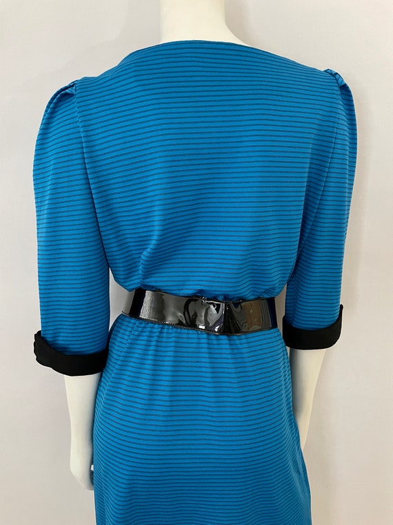 Vestido azul con rayas negras sale