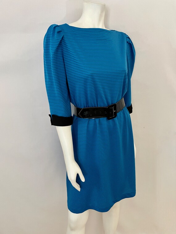 Vestido azul con rayas negras sale