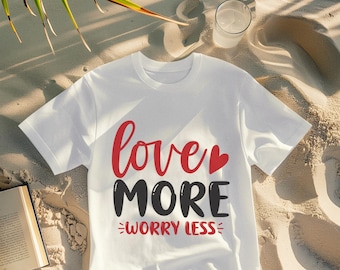 Camiseta a juego para parejas "Ama más, preocúpate menos", 100% algodón, 150 g/m² (5.3 oz).