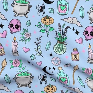Puede incluir: Un fondo azul claro con un patrón repetido de varias ilustraciones de brujas y espeluznantes. El patrón incluye un caldero, una calavera, una calabaza, una araña, una botella, una vela, un corazón, un cristal, una flor, una luna creciente, una estrella, un pentagrama, una escoba y una nube.