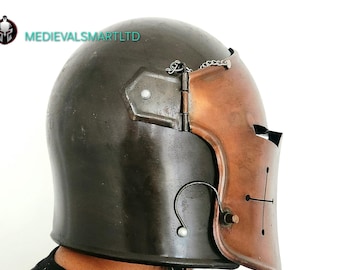 Casque barbouta bicolore en acier et cuivre : armure de chevalier médiéval