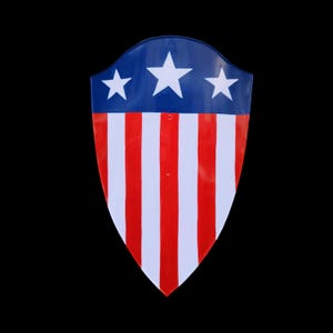 Puede incluir: Un escudo rojo, blanco y azul con un patr&oacute;n de estrellas. El escudo tiene la forma de un escudo americano cl&aacute;sico.