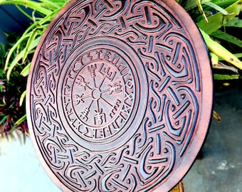 Escudo vikingo Vegvisir: Brújula de madera grabada, diseño celta.
