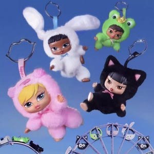 Authentic MGA Bratz Bratziez Iconz Plush Keychain, Blind Box Bag Charm Pendant (Blind Box)