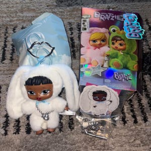 Bratz Bratziez Iconz Plush Keychain Blind Box, Collectible Doll Bag Charm Toy(Blind Box)