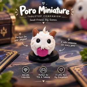 Op de afbeelding: Een witte, pluizige Poro-miniatuur met bruine hoorns en een roze tong, gemonteerd op een zwarte ronde voet. De tekst luidt: Poro Miniature, TABLETOP COMPANION, Small Friend. Big Games., Perfect for your playmat, A cute companion for every game.