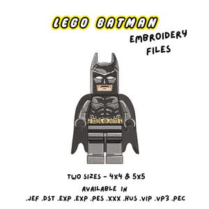 Op de afbeelding: Een geborduurde Lego Batman-figuur met een zwarte cape, grijze body en een gele riem. De afbeelding bevat de tekst "LEGO BATMAN EMBROIDERY FILES" in geel en zwart. Het ontwerp is verkrijgbaar in twee maten: 10,16 cm x 10,16 cm en 12,7 cm x 12,7 cm.