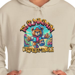 Puede incluir: Sudadera con capucha beige con un gráfico colorido de un oso con gorra, chaqueta y zapatillas, andando en monopatín en una escena urbana. El texto "BEAR MINIMUM" está encima del oso, con "CORPORATE JUNGLE" debajo.