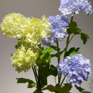 Tallo de hortensia Real Touch: arreglo floral de seda en azul y amarillo