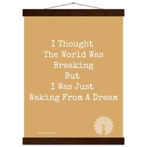 Póster clásico de papel mate "Despertando de un sueño" con poema o cita original y diseño, y colgadores magnéticos. Decoración para cama. Regalo para un nuevo hogar.