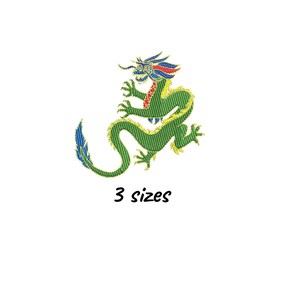 Könnte beinhalten: Gestickter grüner Drache mit roten, blauen und gelben Akzenten. Der Drache ist in einer dynamischen Pose dargestellt. Der Text "3 sizes" befindet sich unter dem Drachen.