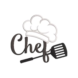 Può includere: Un cappello da chef bianco con un contorno grigio e la parola "Chef" in un carattere corsivo grigio scuro. Una spatola nera è posizionata sotto il testo e il cappello, completando il design culinario. L'immagine è su sfondo bianco.