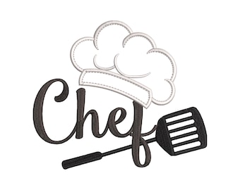 Könnte beinhalten: Ein weißer Kochhut mit grauem Umriss und dem Wort "Chef" in dunkelgrauer Schrift. Ein schwarzer Pfannenwender befindet sich unter dem Text und dem Hut und vervollständigt das kulinarische Design. Das Bild ist vor weißem Hintergrund.