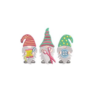 Pode incluir: Três figuras de gnomos bordados, cada uma segurando itens relacionados à costura. Os gnomos têm barbas brancas e chapéus coloridos. Um gnomo segura um carretel de linha amarela e uma agulha azul. Outro segura uma tesoura rosa. O terceiro segura um botão azul.