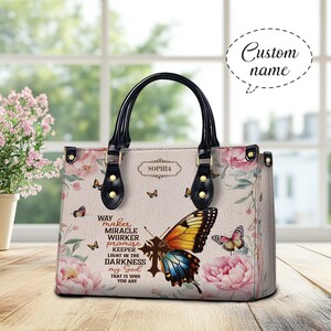 Bolso de mano cristiano personalizado de piel sintética, con diseño de mariposas y flores, ideal como regalo para el Día de la Madre.