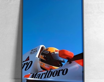 Op de afbeelding: Een close-up van een raceautocoureur die een gele helm draagt met een rood vizier. De auto is wit met rode en blauwe accenten en het woord "Marlboro" is zichtbaar aan de zijkant. De achtergrond is een helderblauwe lucht.