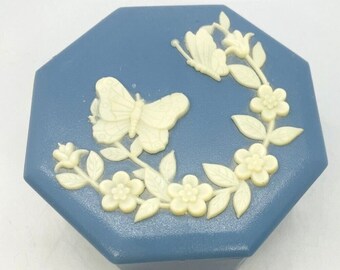 Vtg hars plastic Snuisterijdoosje Octagon Blauw met bruine vlinder & bloemen 3-1/2"