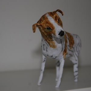 Piccolo cane realizzato in cartapesta