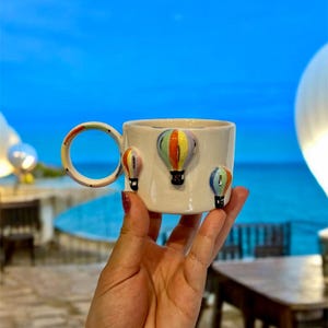 Taza de cerámica con globo aerostático pintado a mano: detalles en oro de 24 quilates