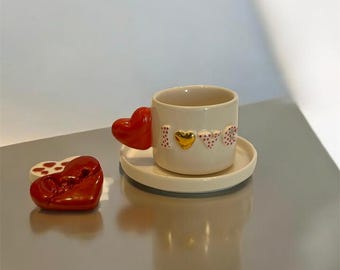 Taza de espresso con asa de corazón y platillo hechos a mano: cerámica blanca