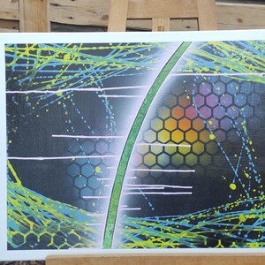 Op de afbeelding: Abstracte schilderkunst met een zwarte achtergrond, groene en blauwe lijnen en een kleurrijk honingraatpatroon.