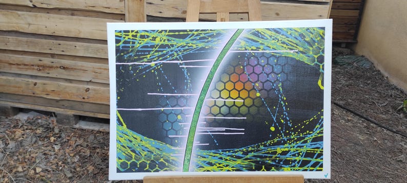 Op de afbeelding: Abstracte schilderkunst met een zwarte achtergrond, groene en blauwe lijnen en een kleurrijk honingraatpatroon.