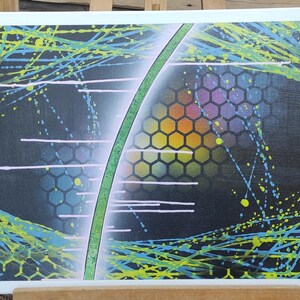 Può includere: Dipinto astratto su tela con una linea verde, sfondo nero e un motivo a nido d'ape colorato.