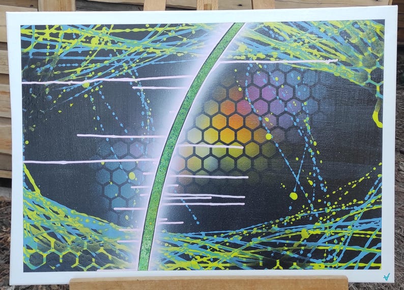 Op de afbeelding: Abstract schilderij op canvas met een groene lijn, zwarte achtergrond en een kleurrijk honingraatpatroon.
