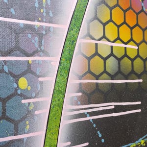 Op de afbeelding: Abstracte schilderij met een zwarte achtergrond, groene, gele en blauwe verfspatten en een wit en roze geometrisch patroon.
