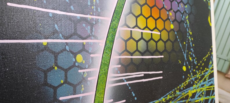 Op de afbeelding: Abstracte schilderij met een zwarte achtergrond, groene, gele en blauwe verfspatten en een wit en roze geometrisch patroon.