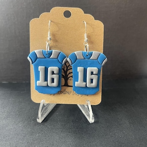 Pendientes de la camiseta de Jared Goff de los Detroit Lions