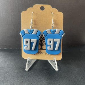 Pendientes de la camiseta de Aidan Hutchinson de los Detroit Lions