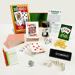 Peut inclure: Un ensemble de jeux comprenant des cartes à jouer, des dés, des dominos et un bloc-notes. Les cartes à jouer présentent des enseignes rouges et noires. Les dés sont blancs avec des points noirs. Le mot "DOMINO" est imprimé sur un rectangle noir.