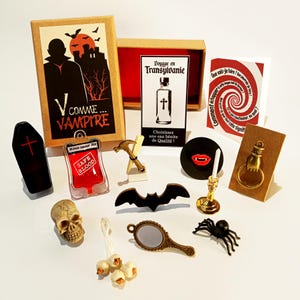 Set de miniaturas de vampiros para un viaje con Drácula | Caja de regalo “V de... Vampiro” | ¡Ambiente gótico y poco convencional!