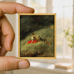 Peut inclure: Une peinture miniature rectangulaire dans un cadre en bois clair représentant deux personnages se reposant sur une colline herbeuse. Un personnage porte une jupe rouge vif et un haut blanc, tandis que l'autre porte des vêtements bleus sur fond sombre.