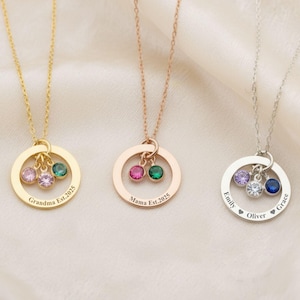 Peut inclure: Trois colliers personnalisés avec un pendentif circulaire et des accents de pierres précieuses. Les colliers sont en or, or rose et argent. Chaque pendentif porte une inscription différente, avec des noms et des dates. Les pierres sont roses, vertes, violettes et bleues.
