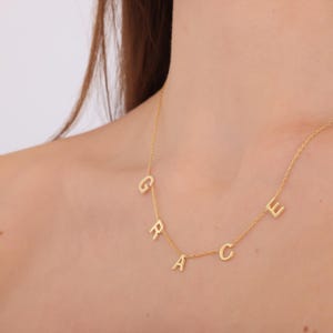 Collar con nombre de varias letras chapado en oro y plata, collar con nombre de letra personalizado, joyería con letras espaciadas, regalo para mamá, madre, abuela, amiga