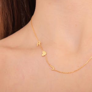 Collar con inicial lateral, collar con letra inicial pequeña, regalo de joyería personalizado para mamá, regalo del Día de la Madre para esposa, dama de honor, cumpleaños