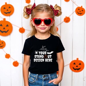 Halloween-Gespenstisches Mädchen-Shirt Mockup, Gildan 5000B Jugend Schwarzes T-Shirt Mockup, lustige Halloween-Gesichtsfarbe, bearbeitbare Herbst-Shirt JPG-Vorlage
