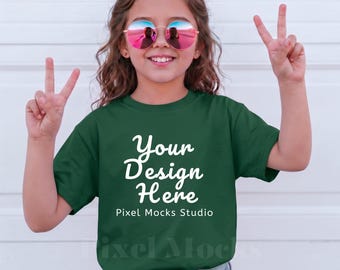 Mockup de camiseta infantil Gildan 5000B verde floresta, modelo Gildan para meninas, modelagem oversized, impressão sob demanda (POD) em JPG, ideal para o verão.