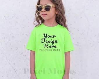 Mockup da camiseta infantil Gildan 5000B verde neon, modelo Gildan de camiseta feminina moderna com modelagem oversized para impressão sob demanda, mockup de verão G5000B