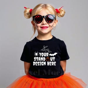 Halloween-T-Shirt Mockup, Gildan 5000B Schwarzes Jugend-T-Shirt Mockup, lustiges gruseliges modernes Halloween-T-Shirt, G5000B Halloween-Ästhetik-T-Shirt