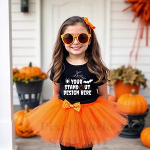 Halloween-T-Shirt Mockup, Gildan 5000B Schwarz Jugend-T-Shirt Mockup, G5000B Schwarzes T-Shirt Herbst-Mockup Trendy Herbst-Halloween-Ästhetik-T-Shirt Mockup